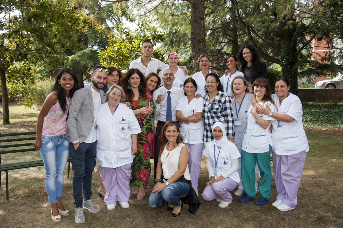 Un'immagine che ritrae sorriso, gruppo sociale, comunità, uniforme e squadra.