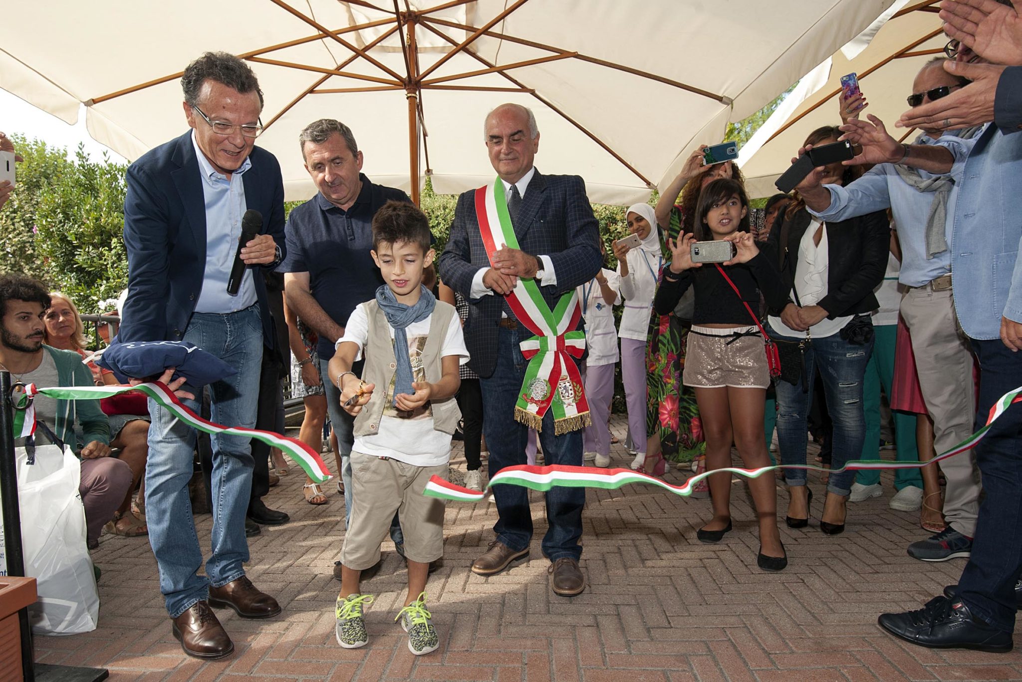 Un'immagine che ritrae jeans, tempo libero, divertimento, folla e bambino.