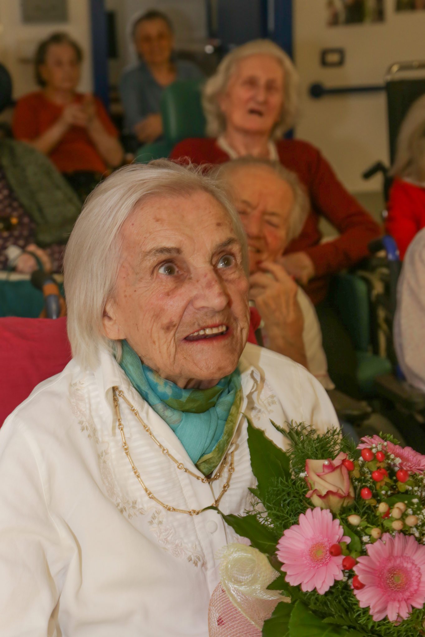 Un'immagine che ritrae testa, viso, naso, sorriso e fiori recisi.
