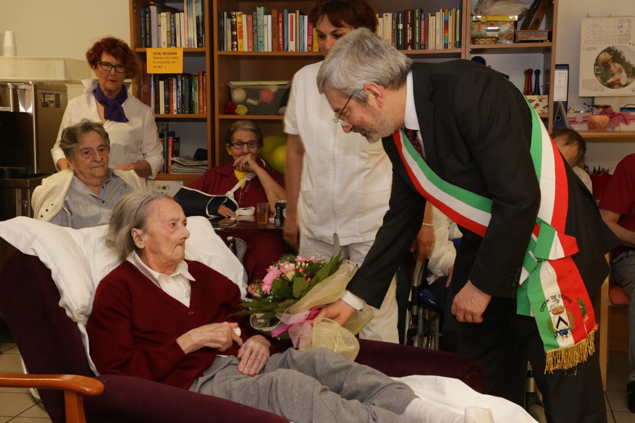 Un'immagine che ritrae sedia a rotelle, seduta, comfort, sedia e cravatta.