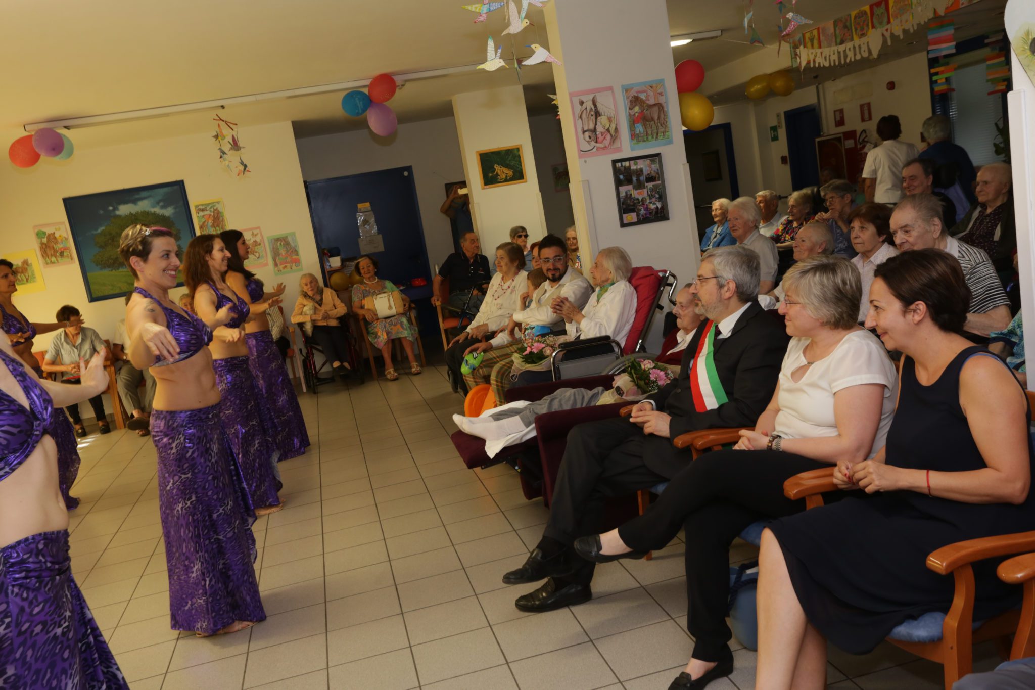Un'immagine che ritrae evento, comunità, divertimento, divertimento e arti performative.