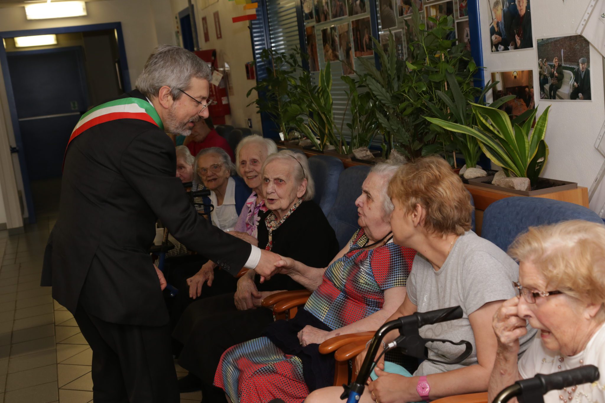 Un'immagine che ritrae comunità, sedia, mobilia, seduta e sedia a rotelle.