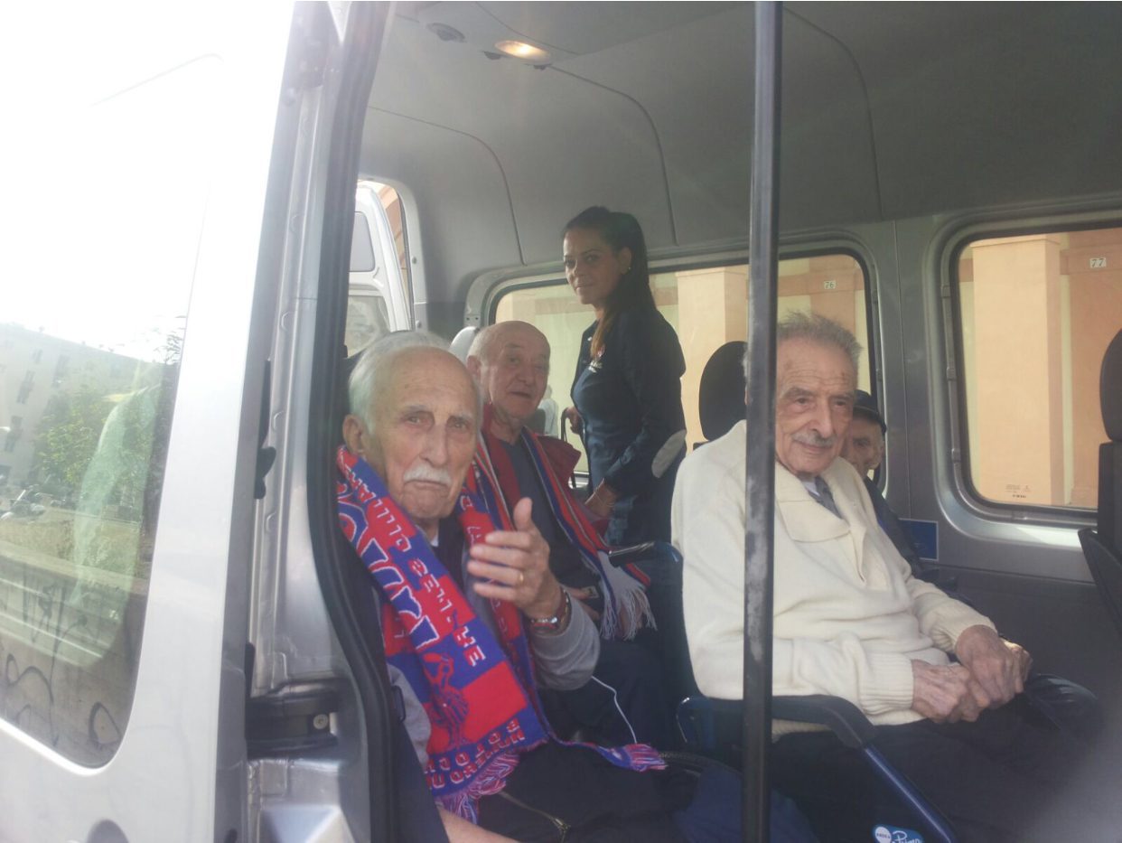 Un'immagine che ritrae passeggeri, trasporto pubblico, grinza, seggiolino auto e poggiatesta.
