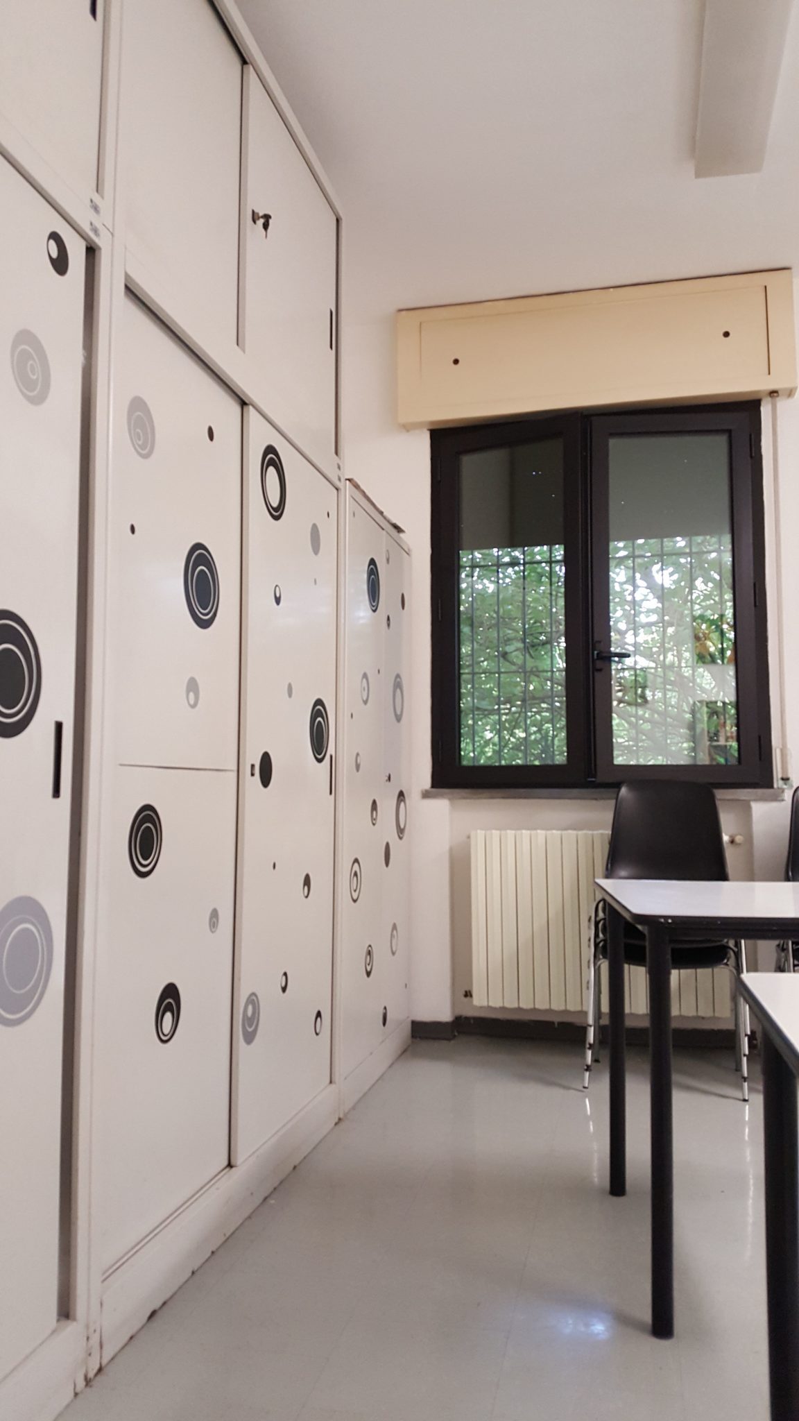 Un'immagine che ritrae pavimentazione, design d'interni, pavimento, soffitto e armadietto.