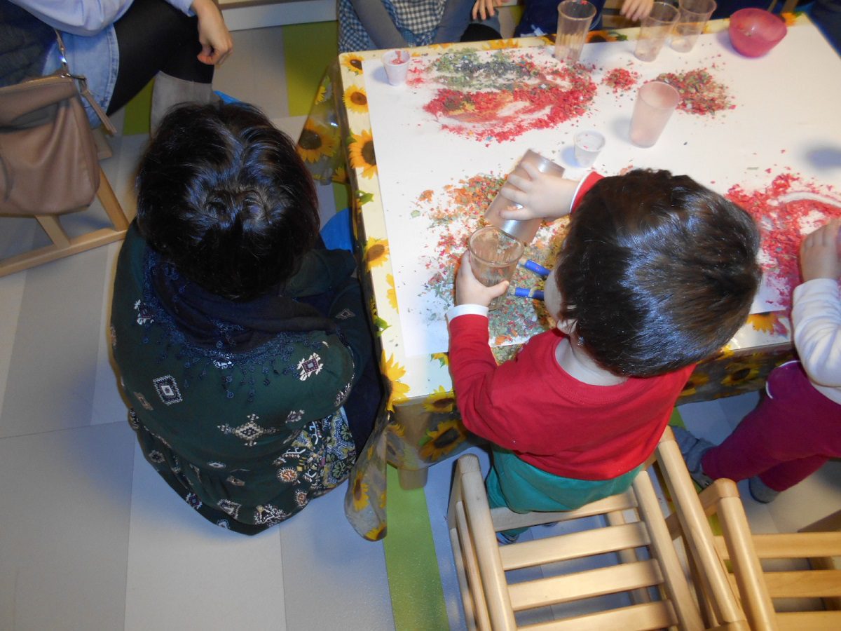 Un'immagine che ritrae mano, bambino, asilo, camera e bambino che fa i primi passi.