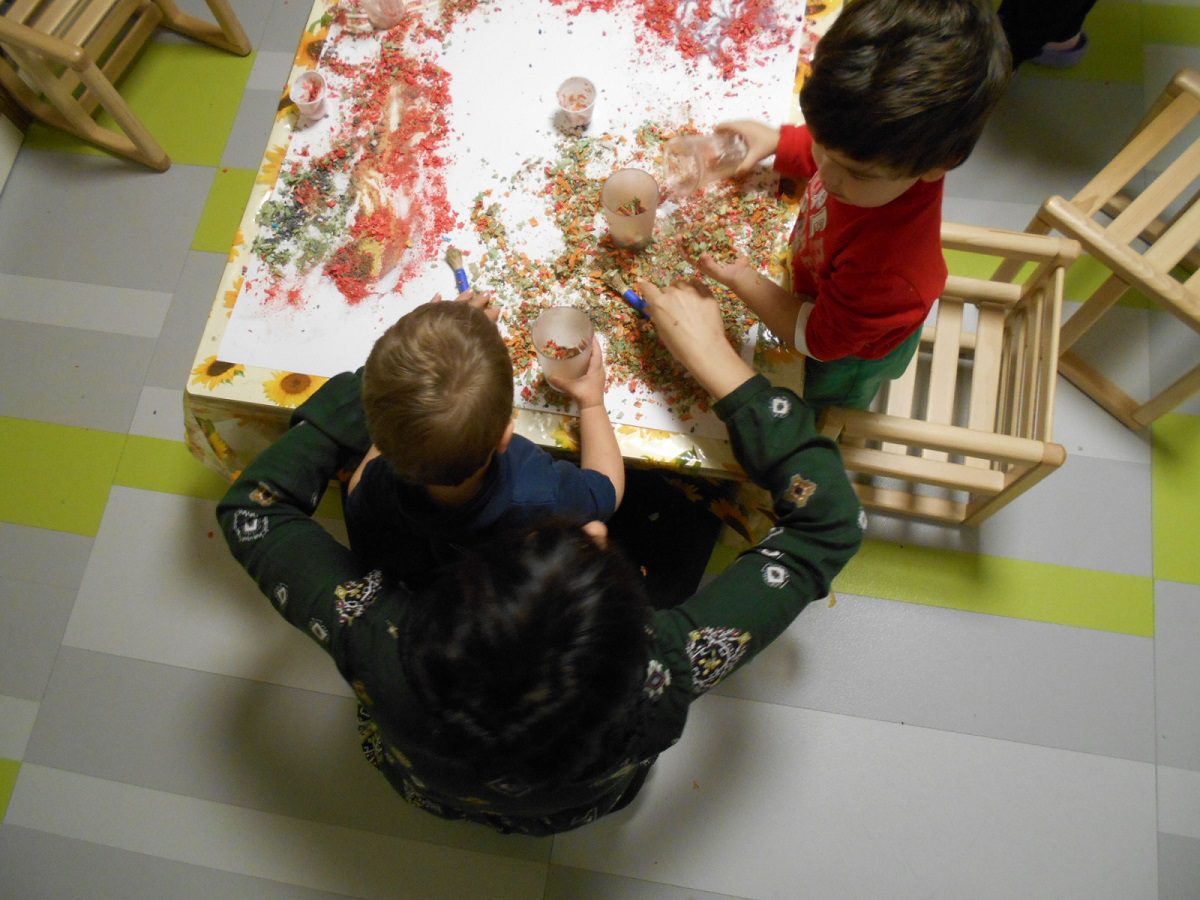 Un'immagine che ritrae mano, bambino, asilo, giocare e bambino che fa i primi passi.