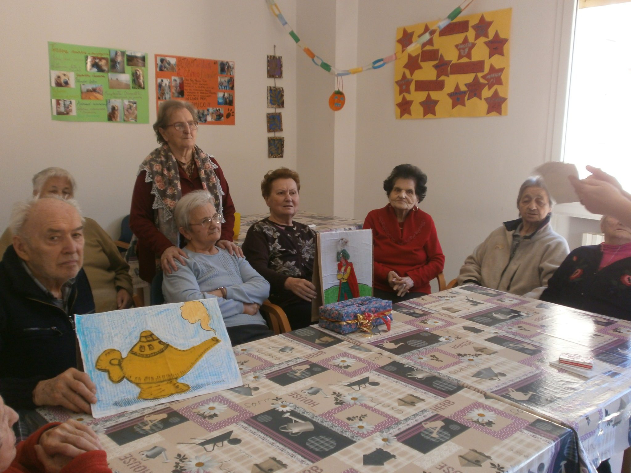 Un'immagine che ritrae mobilia, tessile, comunità, tavolo e design d'interni.