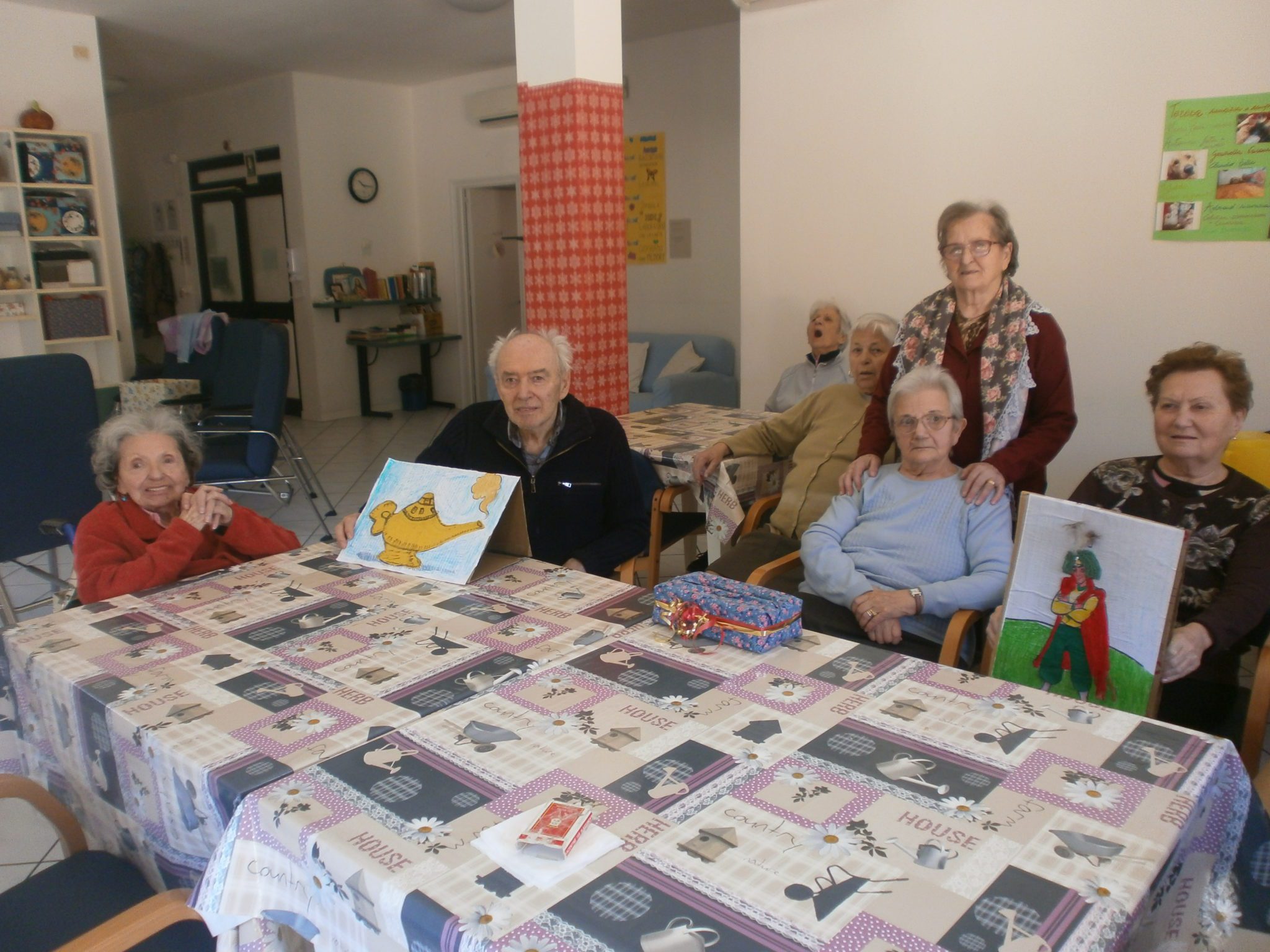 Un'immagine che ritrae mobilia, sedia, tavolo, condivisione e casa di riposo.