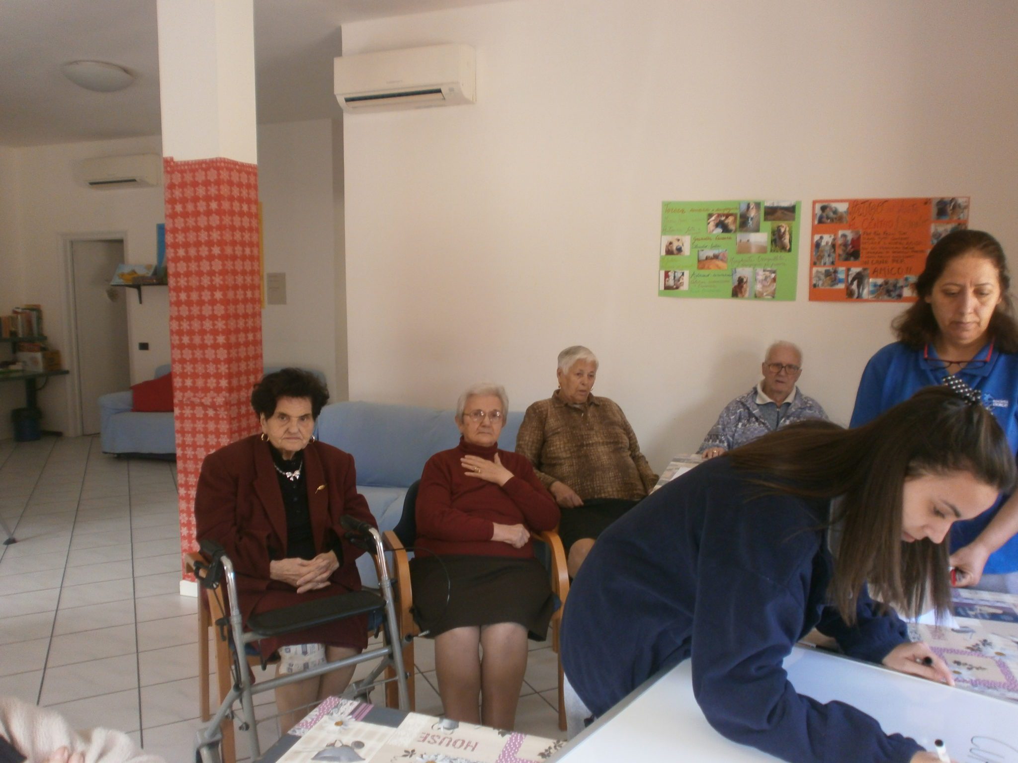 Un'immagine che ritrae mobilia, sedia, seduta, condivisione e comfort.