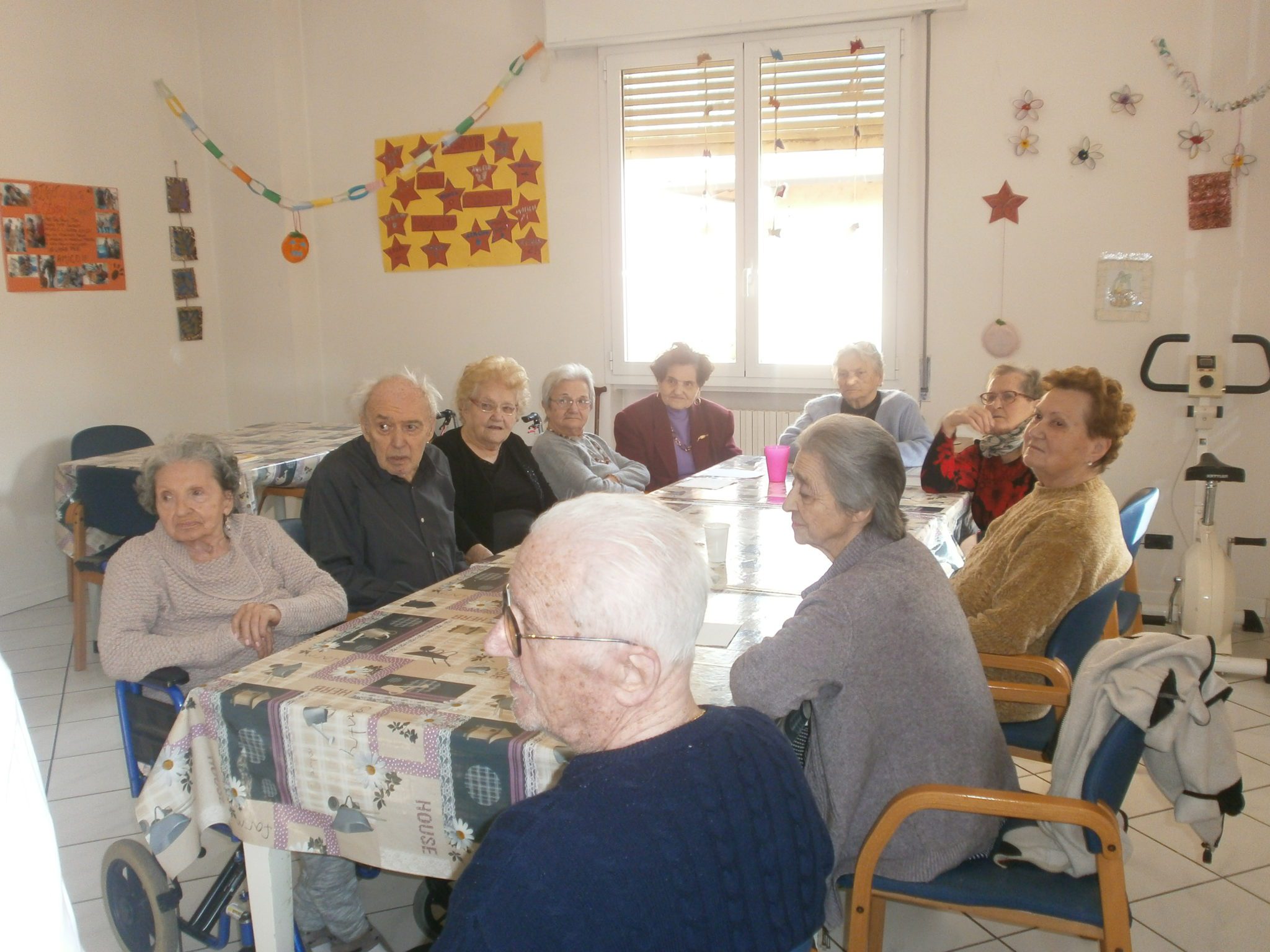 Un'immagine che ritrae mobilia, sedia, casa di riposo, conversazione e casa di cura.