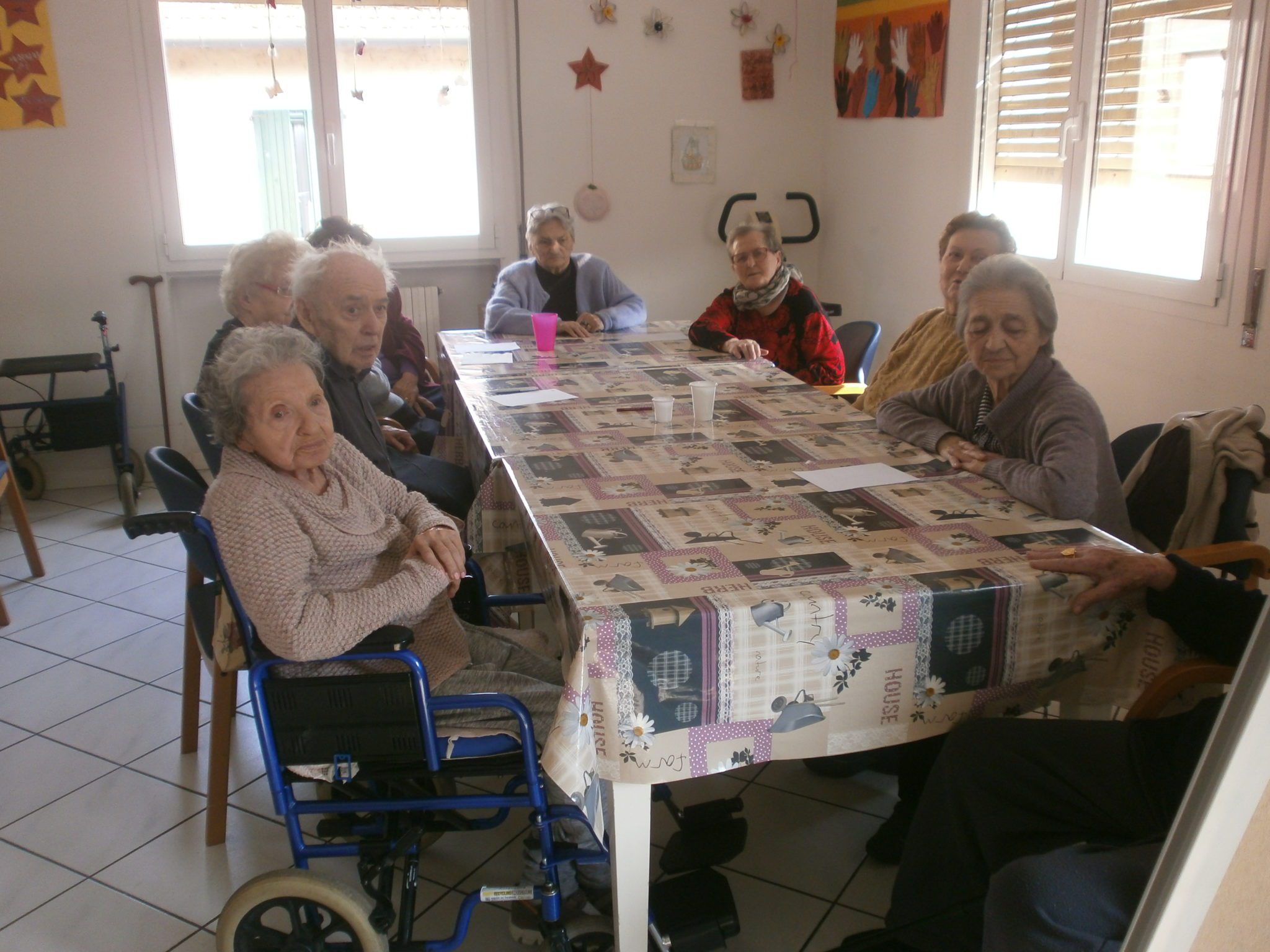 Un'immagine che ritrae mobilia, sedia, seduta, sedia a rotelle e condivisione.