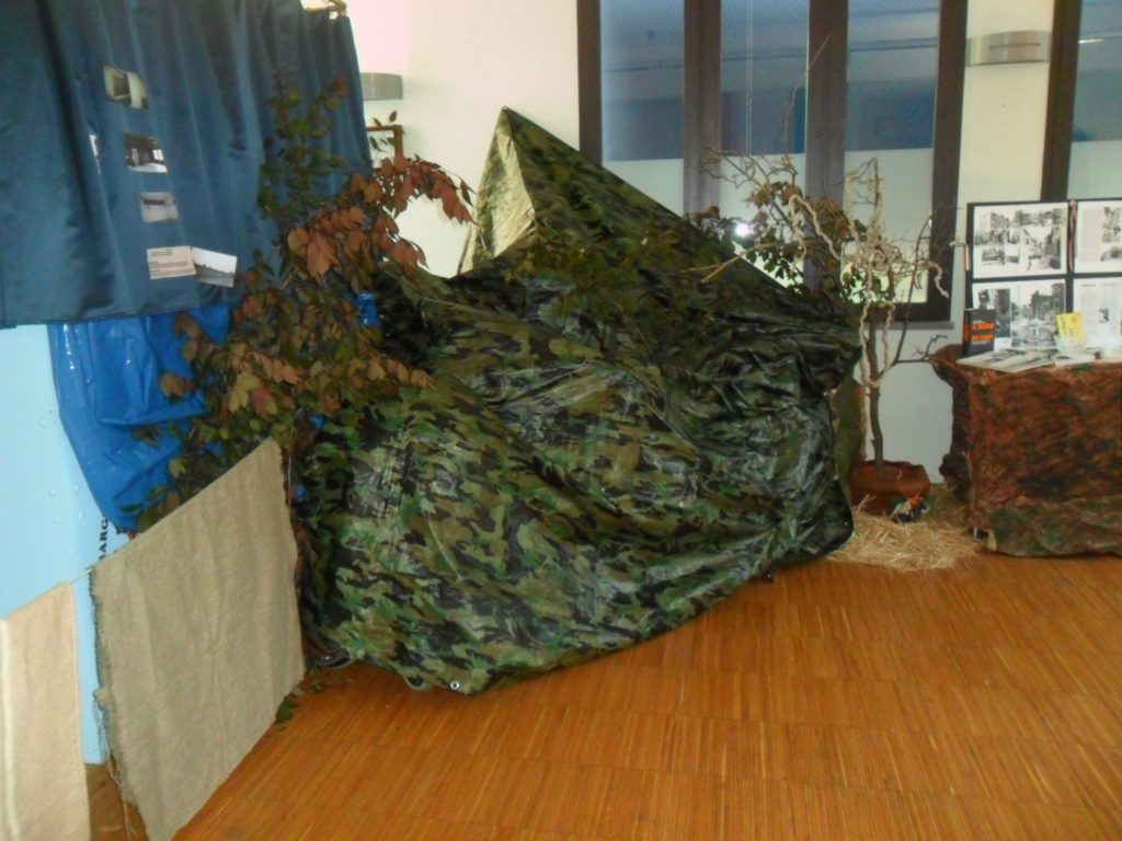 Un'immagine che ritrae camuffare, mimetica militare, uniforme militare, plastica e biancheria.
