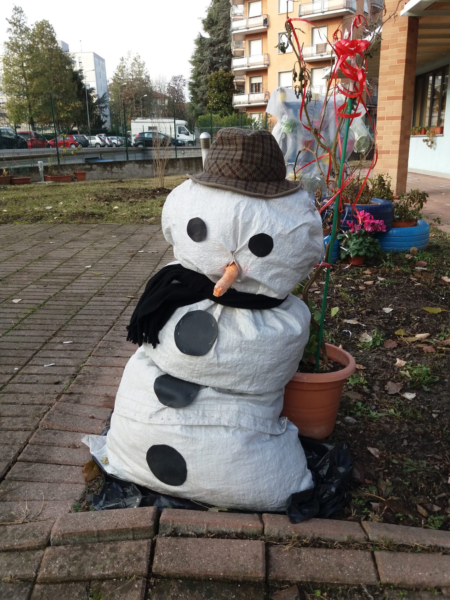 Un'immagine che ritrae pupazzo di neve, inverno, nevicare, congelamento e giocattolo.