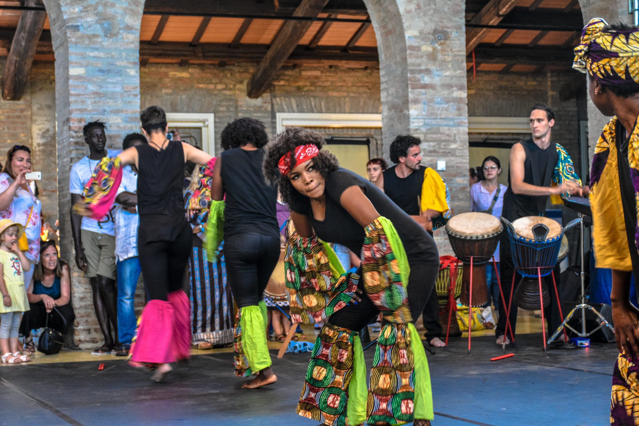Un'immagine che ritrae arti performative, divertimento, evento, ballare e divertimento.