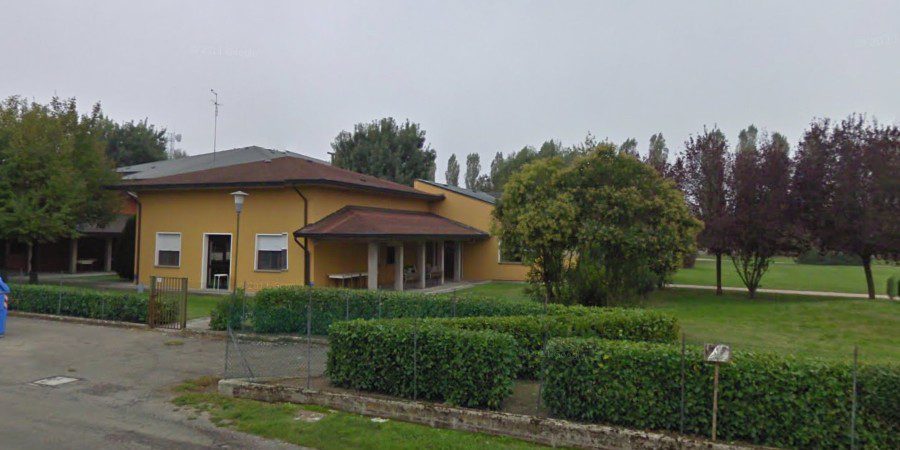 Un'immagine che ritrae casa, tetto, casa, prato e proprietà.