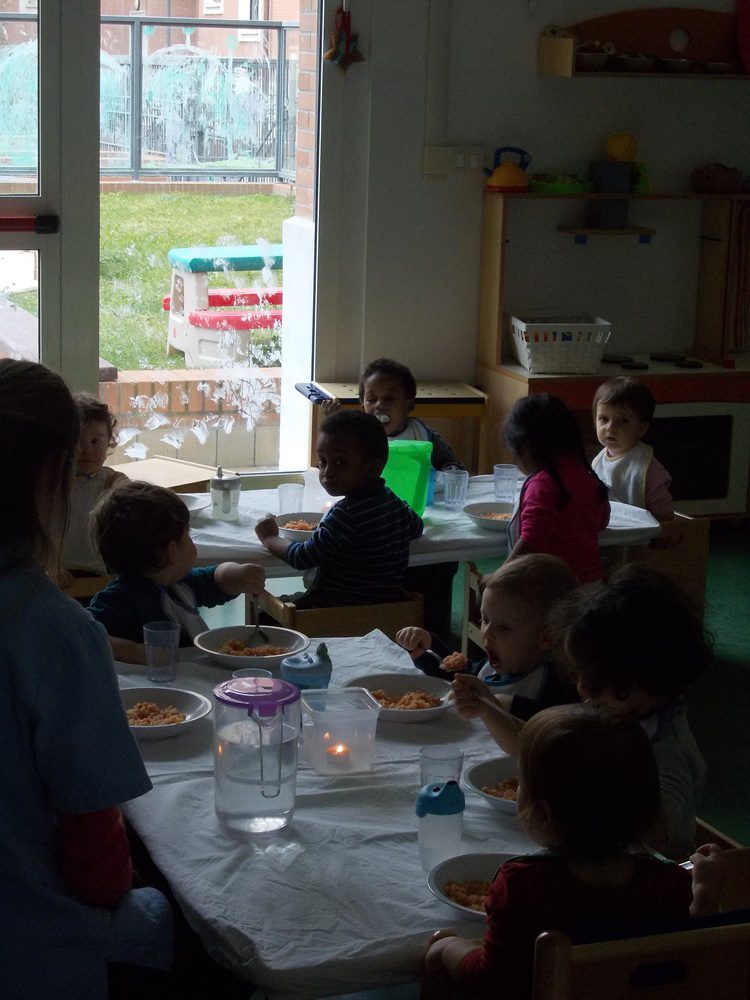 Un'immagine che ritrae mobilia, tavolo, sedia, bambino e condivisione.