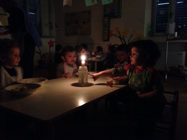 Un'immagine che ritrae testa, mobilia, illuminazione, divertimento e tavolo.