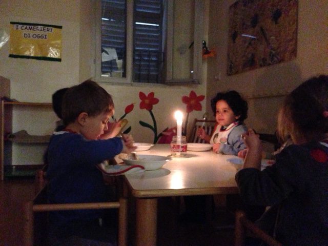Un'immagine che ritrae mobilia, tavolo, bambino, sedia e divertimento.