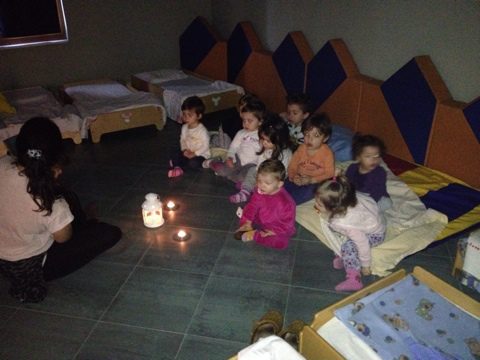 Un'immagine che ritrae bambino, divertimento, camera, tempo libero e asilo.