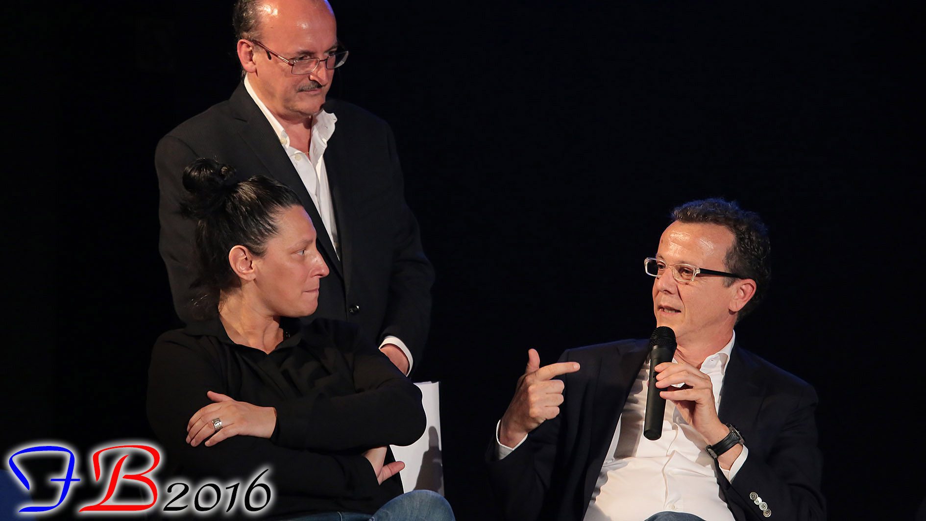 Un'immagine che ritrae occhiali, occhiali, cura della vista, evento e abbigliamento formale.