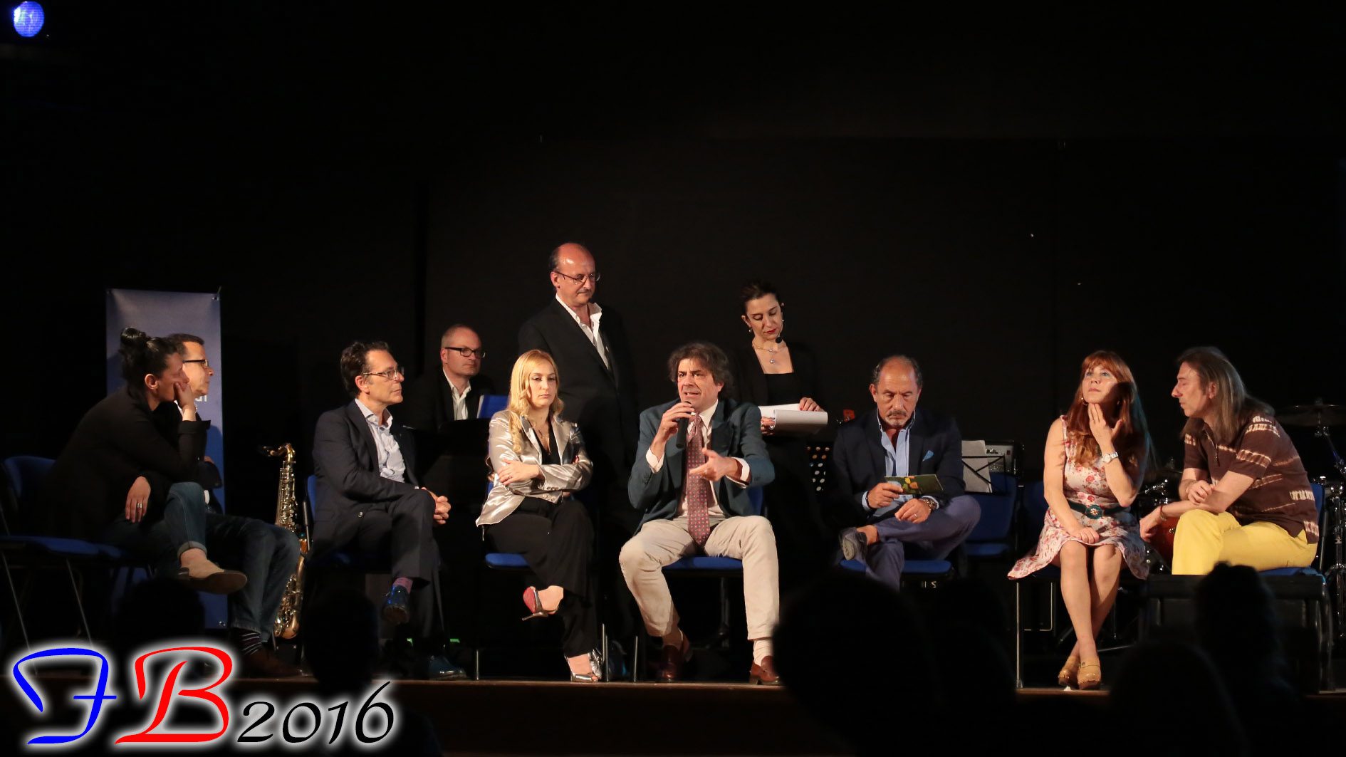 Un'immagine che ritrae pantaloni, abito, evento, abbigliamento formale e gruppo sociale.