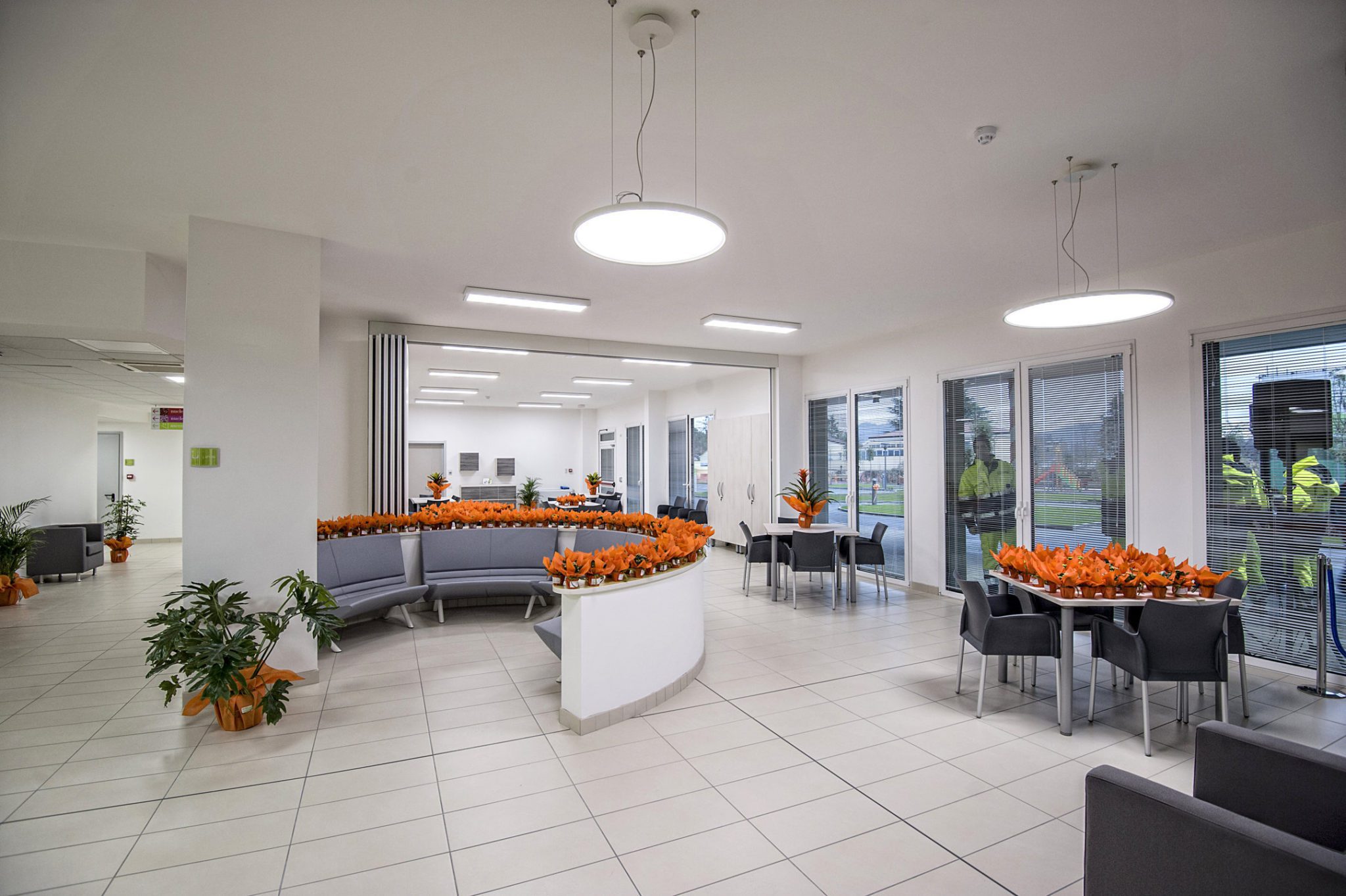 Un'immagine che ritrae mobilia, design d'interni, soffitto, tavolo e sedia.