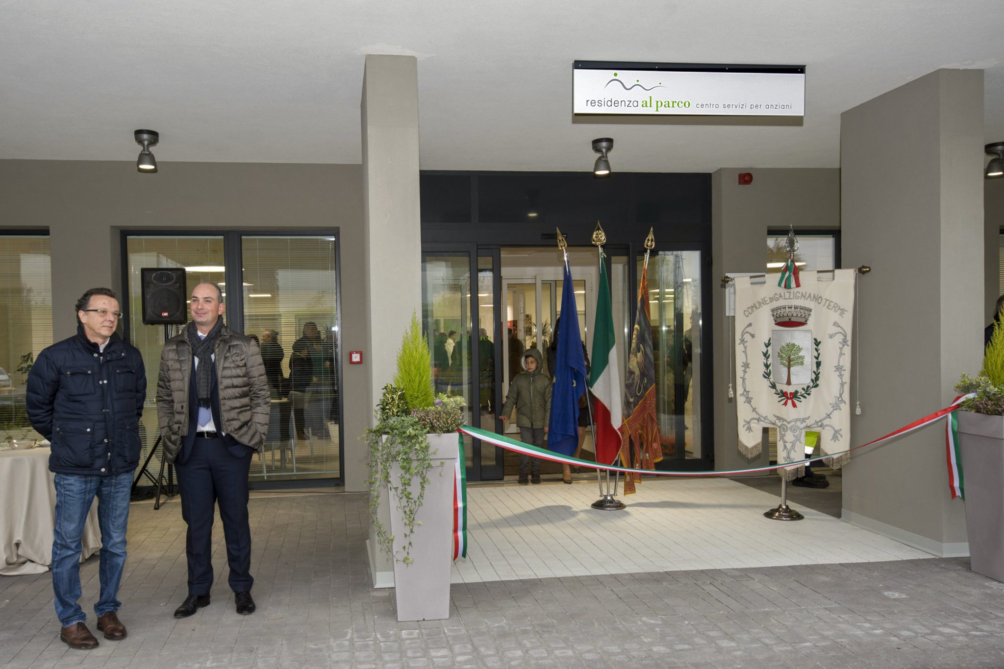 Un'immagine che ritrae impiegato, abito, ufficiale, pianta da appartamento e gestione.
