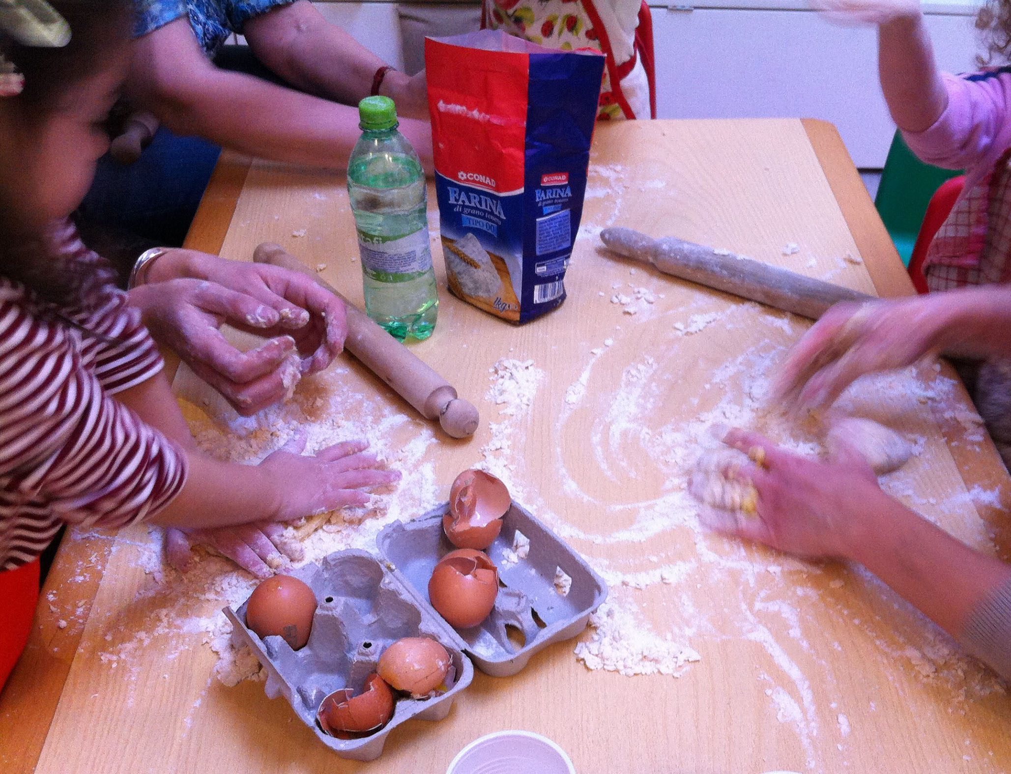Un'immagine che ritrae polvere, ingrediente, farina, dito e impasto.