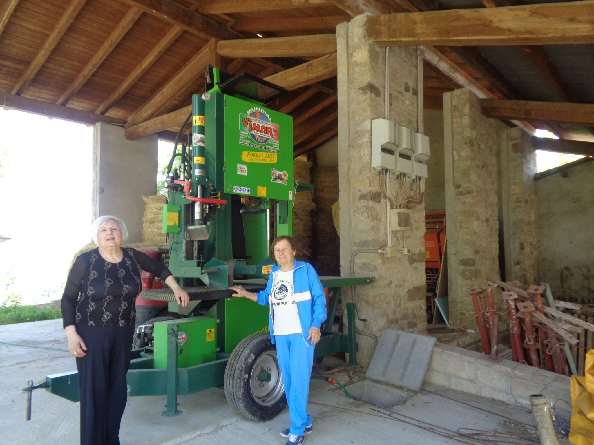 Un'immagine che ritrae macchina, laboratorio, commerciante, operaio e fabbrica.