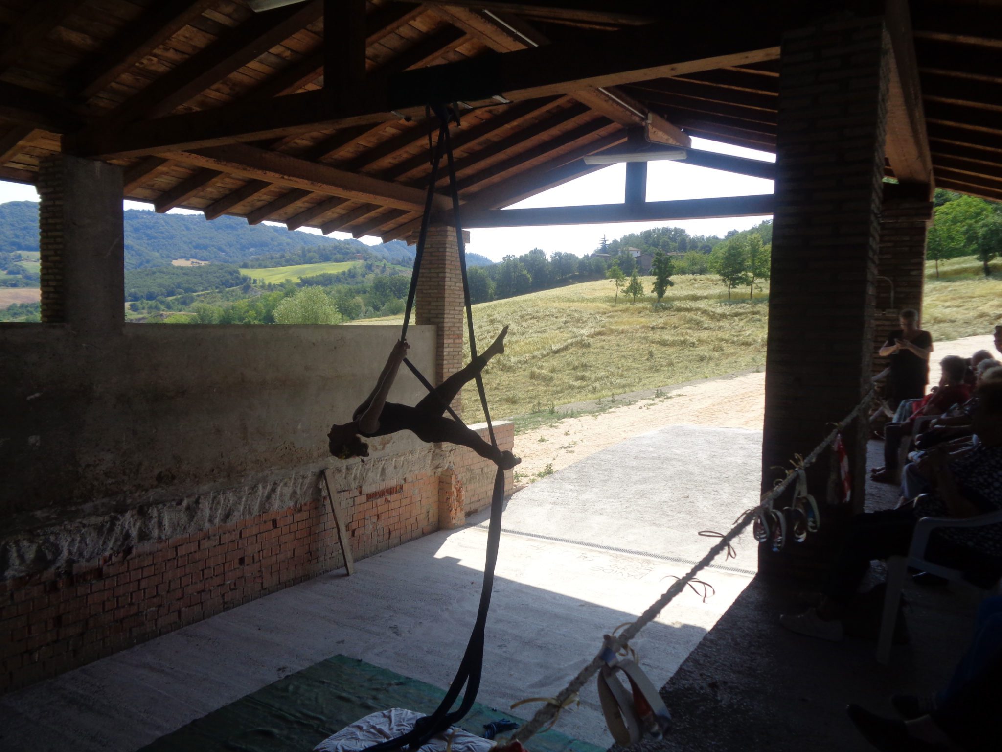 Un'immagine che ritrae ricreazione, trave e struttura esterna.