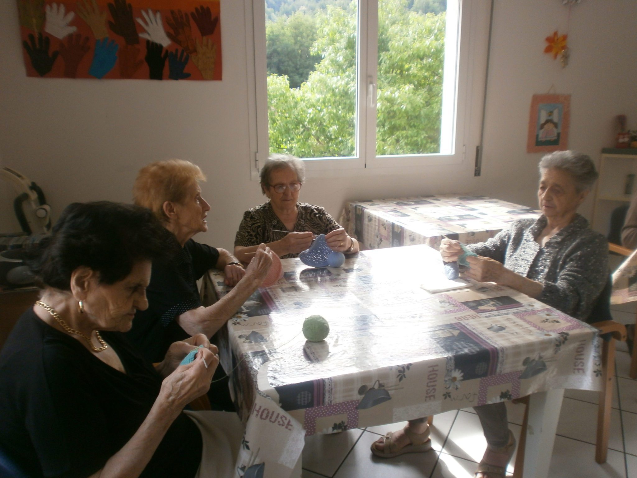 Un'immagine che ritrae mobilia, braccio, tavolo, sedia e stoviglie.