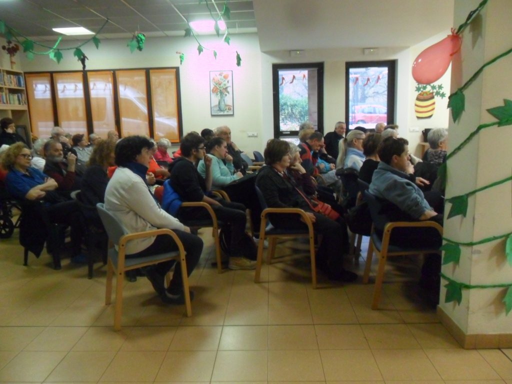 Un'immagine che ritrae capispalla, giacca, comunità, mobilia e sedia.