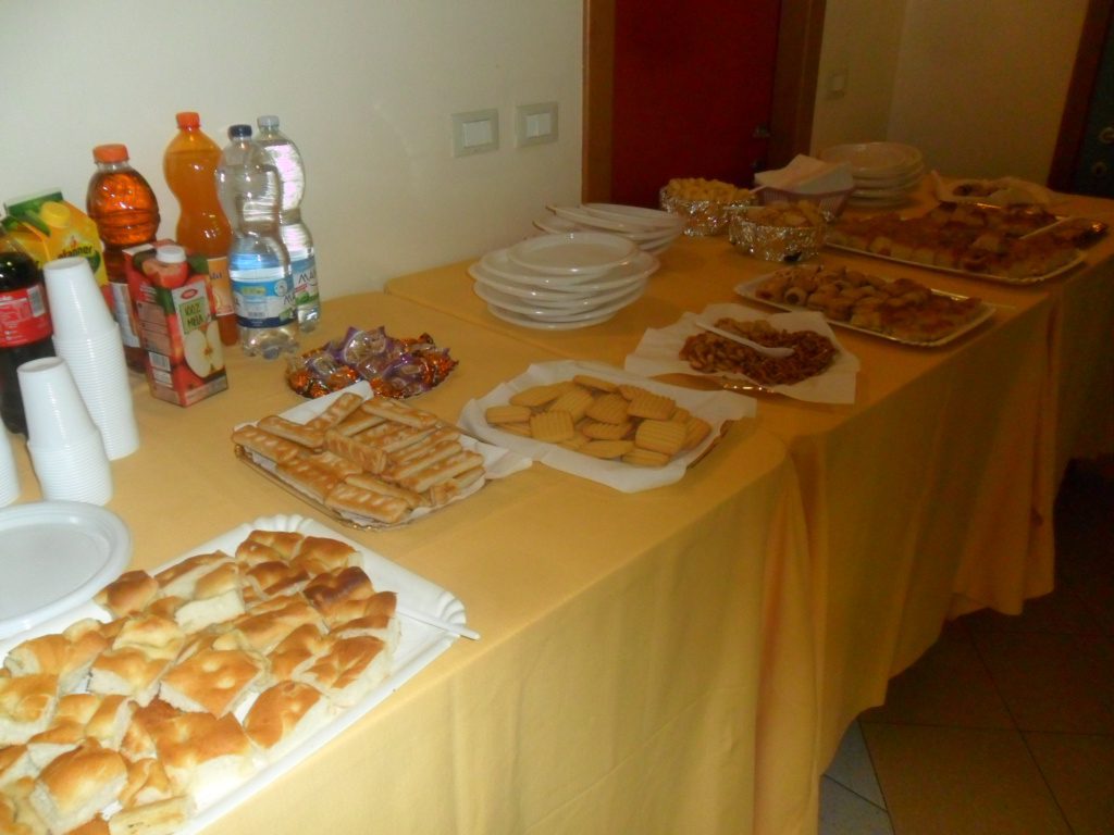 Un'immagine che ritrae cibo, mobilia, stoviglie, tavolo e stoviglie.