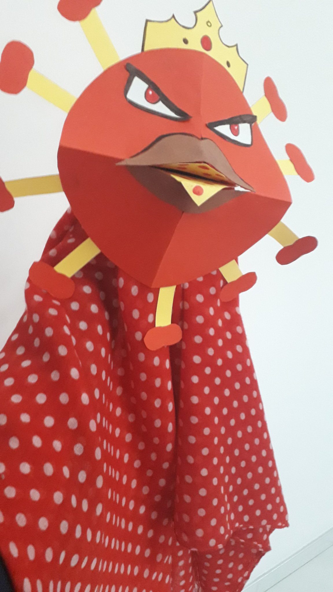 Un'immagine che ritrae carta, carta artistica, maschera, arte infantile e personaggio immaginario.